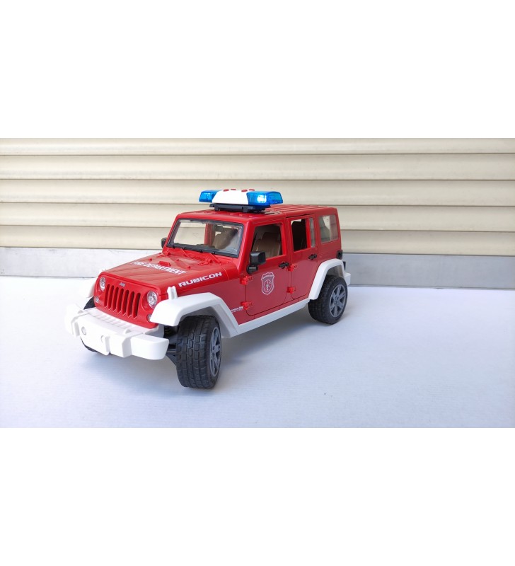 Jeep Wrangler straż pożarna z figurką Bruder 02528