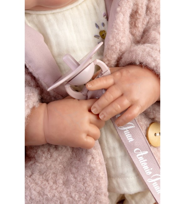 Lalka hiszpańska Reborn 50cm Baby Love w kurtce z butelką Antonio Juan 82405